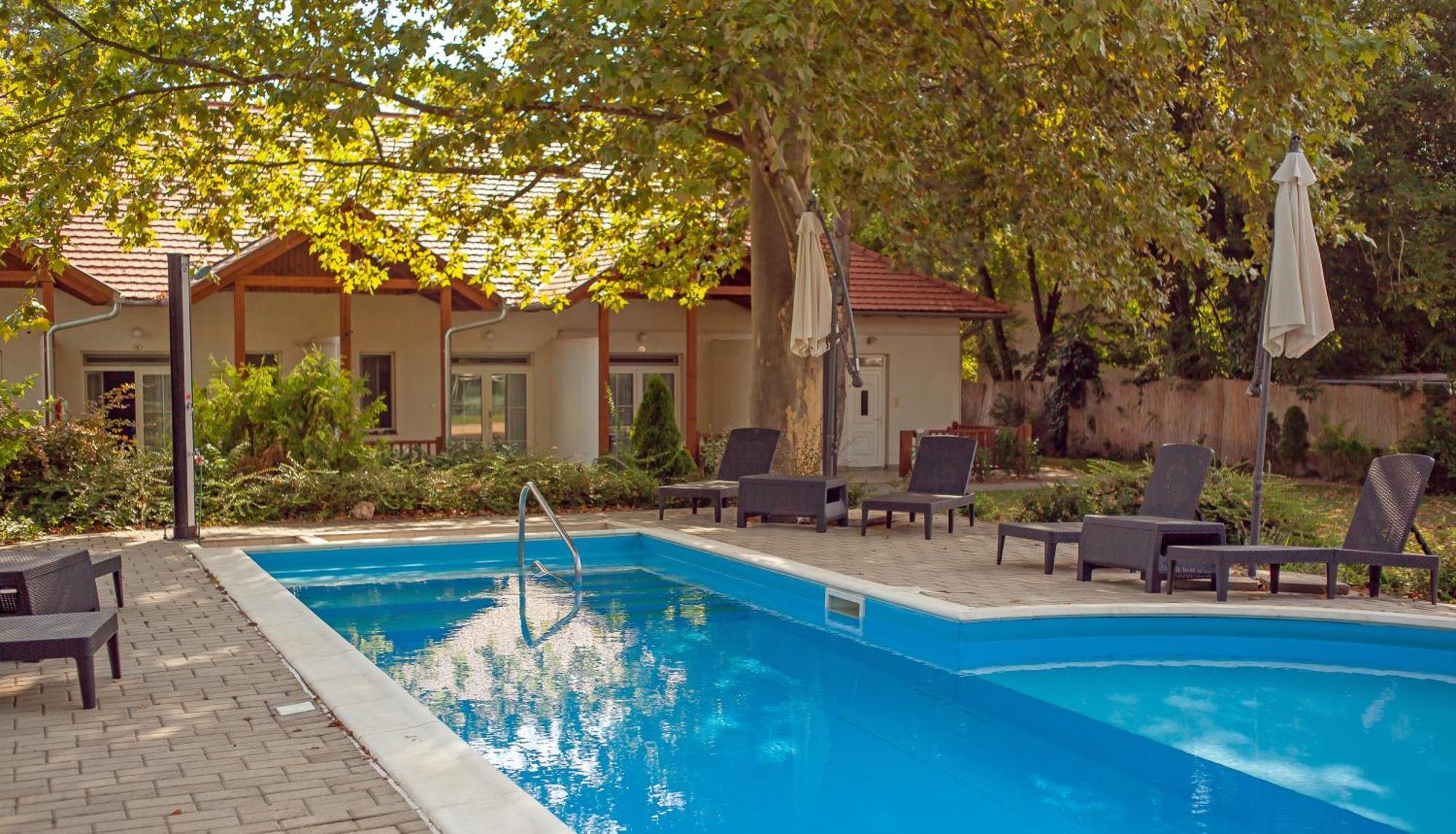 Platan Aparthotel 2*
