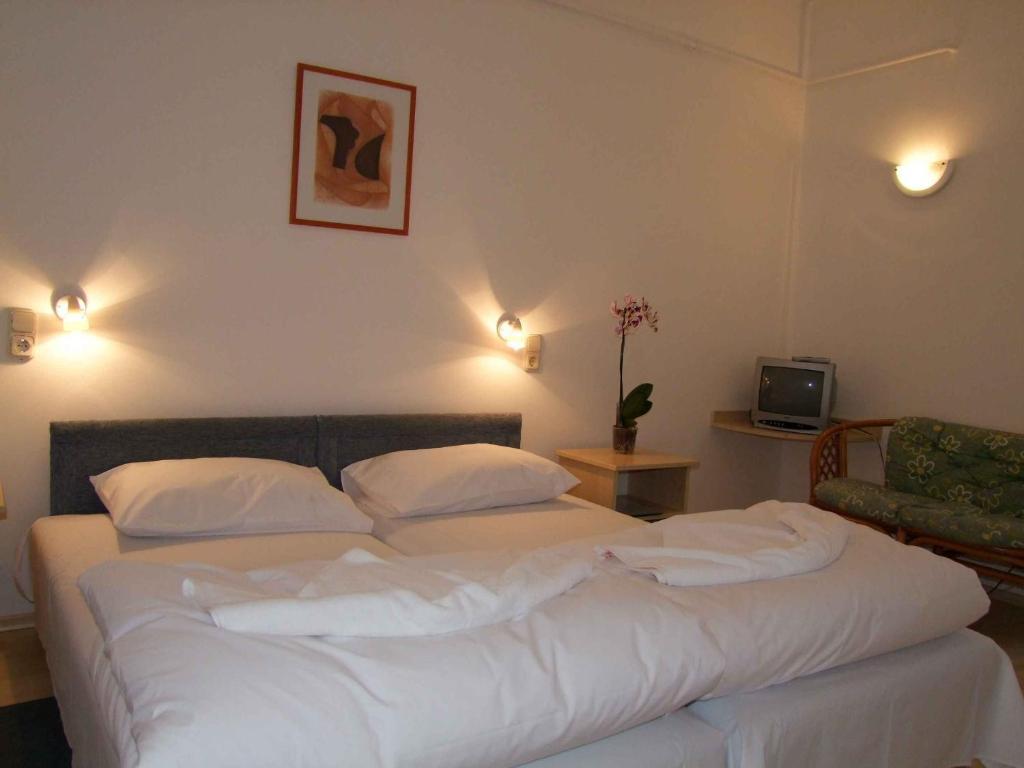 Platan Aparthotel 2*